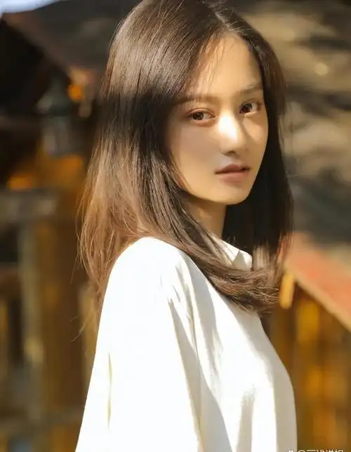 00后小花来抢饭碗了,各有特色青春洋溢,后浪将被拍到沙滩上?