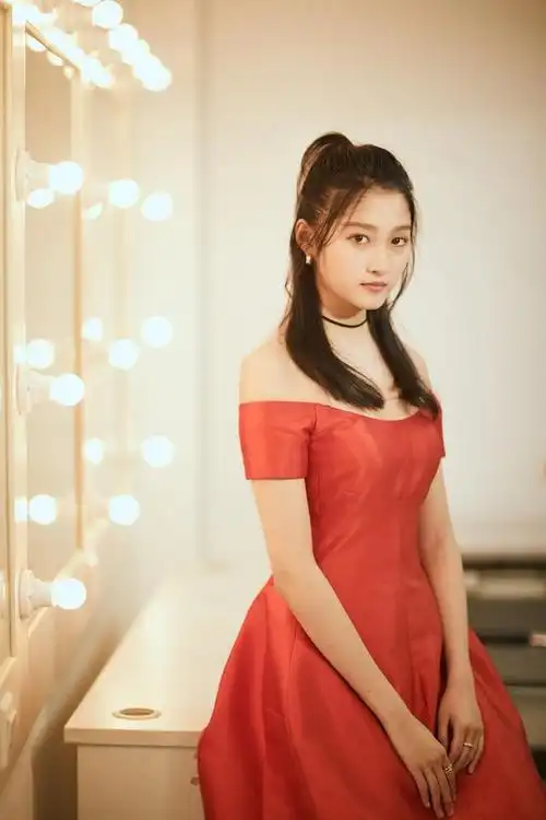 精美图集关晓彤惊艳红裙造型