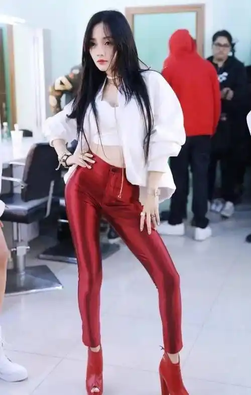 李小璐真敢"作妖",红色"液体裤"配高跟鞋,硬凹出162cm身高_白色_黑色
