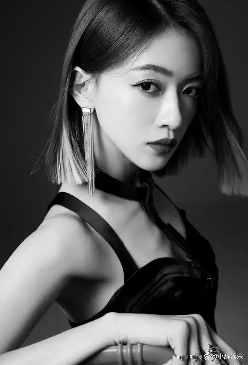 吴谨言穿着黑色吊带留着利落的短发魅惑又霸气