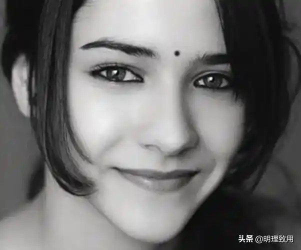 有人认为,长在眉心和嘴角的痣是美人痣.