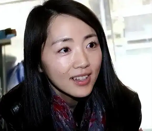 央视主播杨丹:嫁初恋丁克15年愁坏公婆,40岁意外产子全家乐开怀