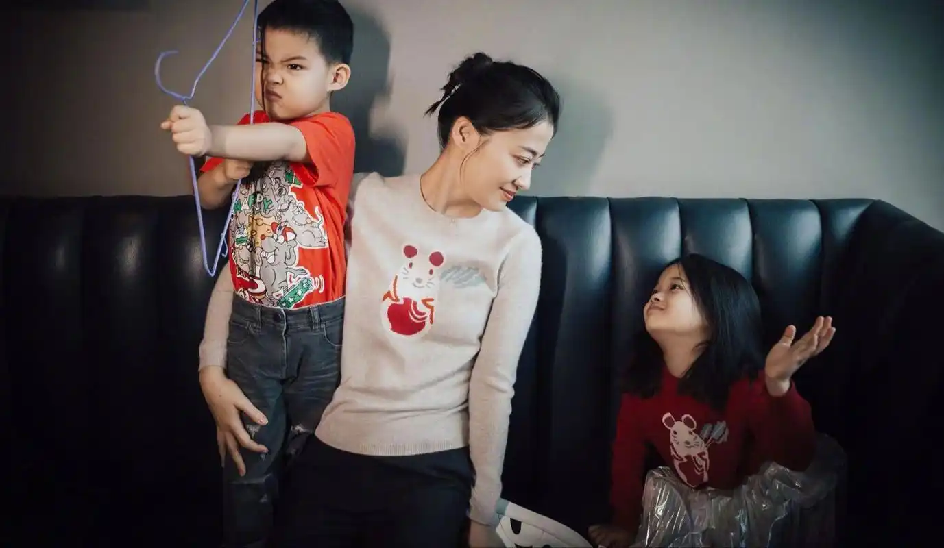 梅婷携儿女拍摄大片儿子淘气可爱女儿甜美俏丽和妈妈一样美