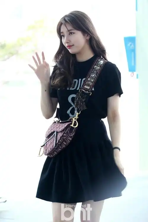 秀智现身仁川机场赴新加坡参加品牌活动