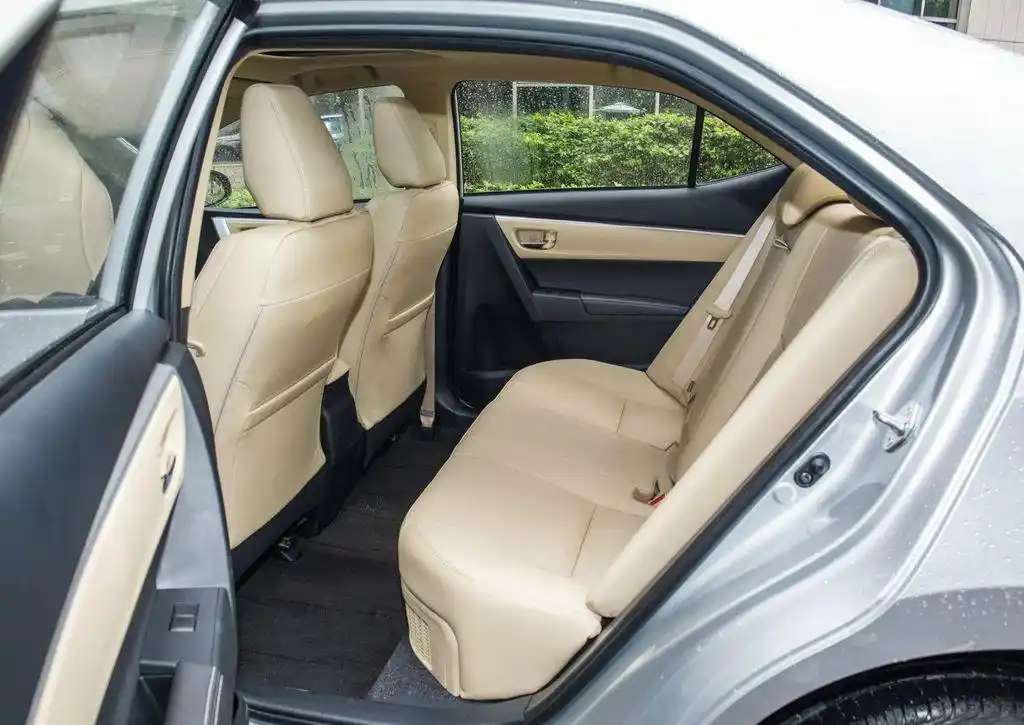 一款豪华的丰田-雷凌双擎,硬朗的外观,可以激发人们对车的喜爱