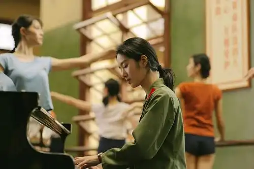 今天看芳华get到了杨采钰