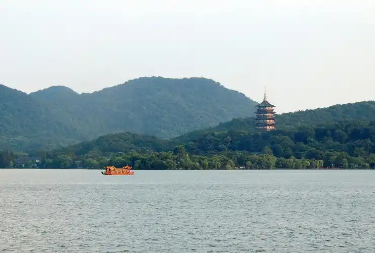 p>净慈寺,位于浙江省杭州市的西湖南岸,雷峰塔对面,是 a target="