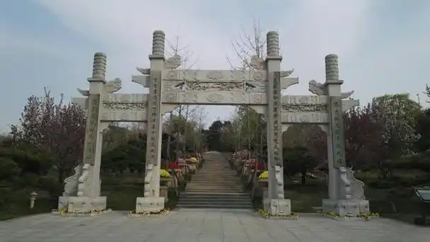 回顾八宝山谁收到的祭拜最多81号墓的主人是谁无名墓又是谁的