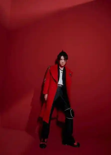 易烊千玺胖十斤后穿校服,合照何炅差距大_红色_显得_造型