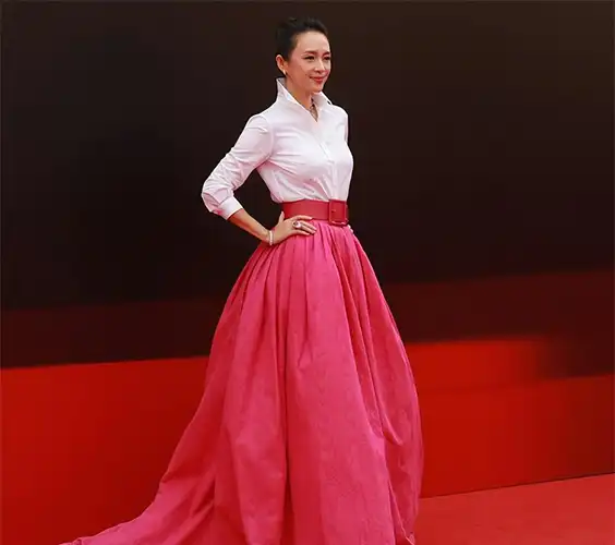 章子怡first影展红毯生图,白色衬衫搭配玫红色长裙,优雅大气_马丽
