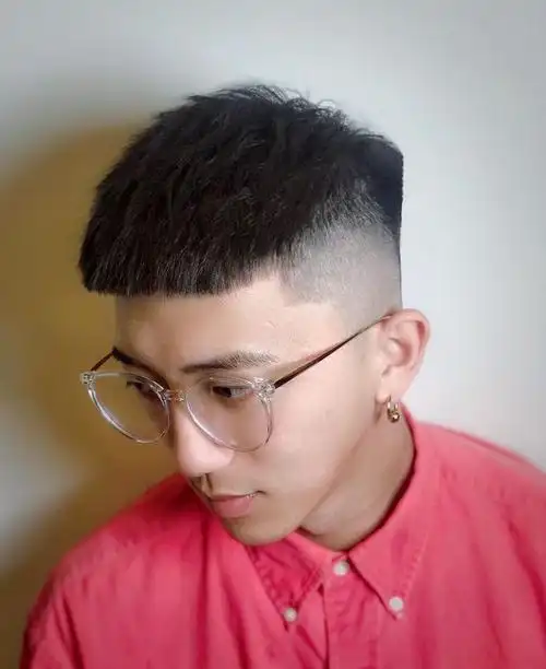 男生特别喜欢剪有个性的发型,这样可以展现更加有活力的自己,瓜子头