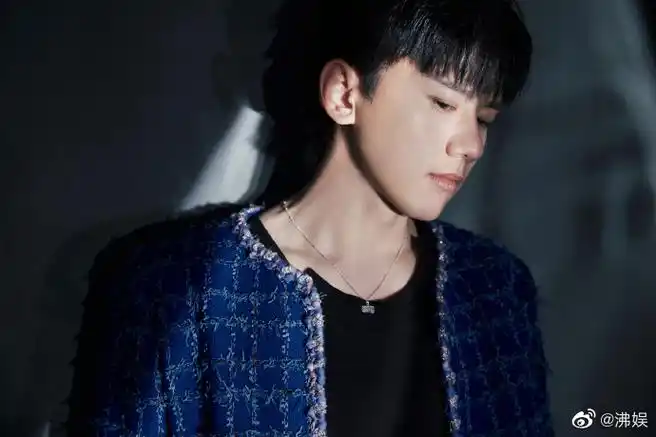 张杰蓝色小香风外套#张杰蓝色小香风外套,帅气!