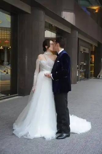 组图:汤怡麦秋成婚礼现场照释出 两人穿婚纱西装养眼登对