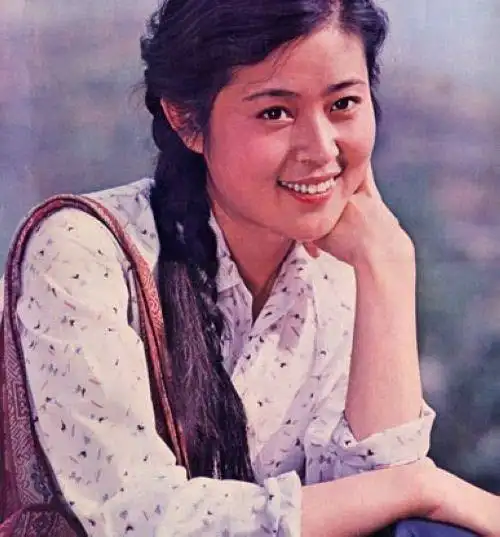 这一段倪萍年轻时的视频曝光,才让很多观众惊讶的发现,原来倪萍年轻