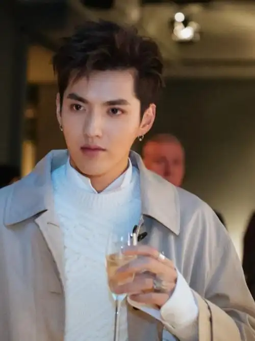 吴亦凡是真的帅啊,185 的身高,完美的身材,精致的五官,真的是谁看谁