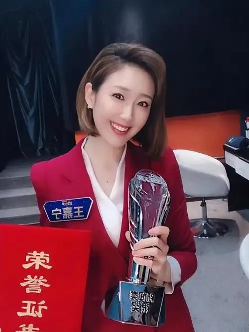 央视美女主持人王嘉宁29岁才选择嫁人真幸运事业爱情双丰收