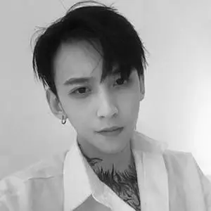 戴耳环的纹身渣男