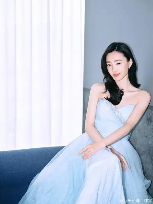 王丽坤超话入梦徜徉,拉开初春序幕,是花向雨,是张嘉惠,是演员@王丽坤