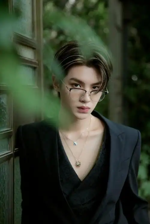 黄明昊黑色v领马甲##黄明昊黑色修身西装