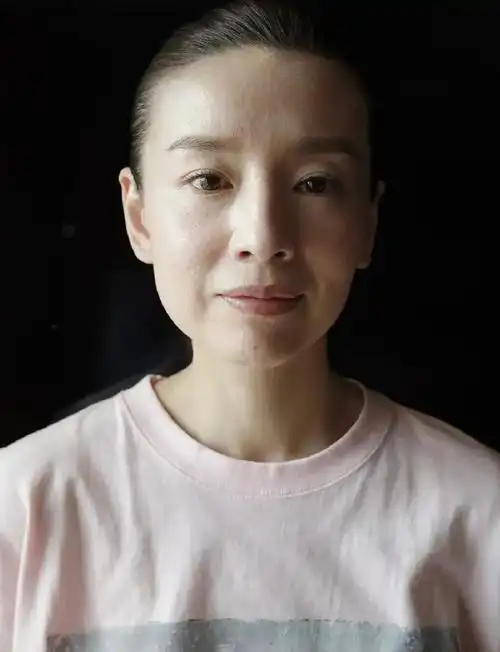 董洁无修图照惊艳网友,43岁坦然面对岁月痕迹,真实美丽引发热议_勇气