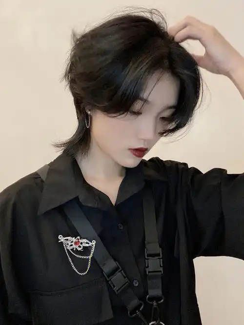 这款发型酷酷的女生短发发型女生酷感十足的发型狼尾鲻鱼头相对于来说