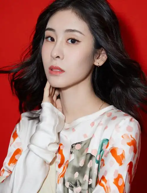 张碧晨靓丽写真颜值出众青春时尚身材曼妙令人心动