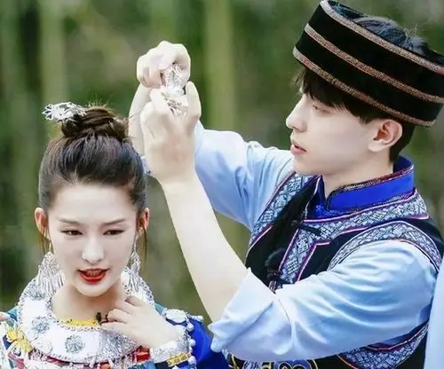 邓伦李沁工作室头像cp感满满细扒发现李沁理想中老公星座竟和邓伦相符