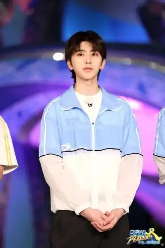 蔡徐坤奔跑吧剧照公开穿蓝白运动服的清爽学长