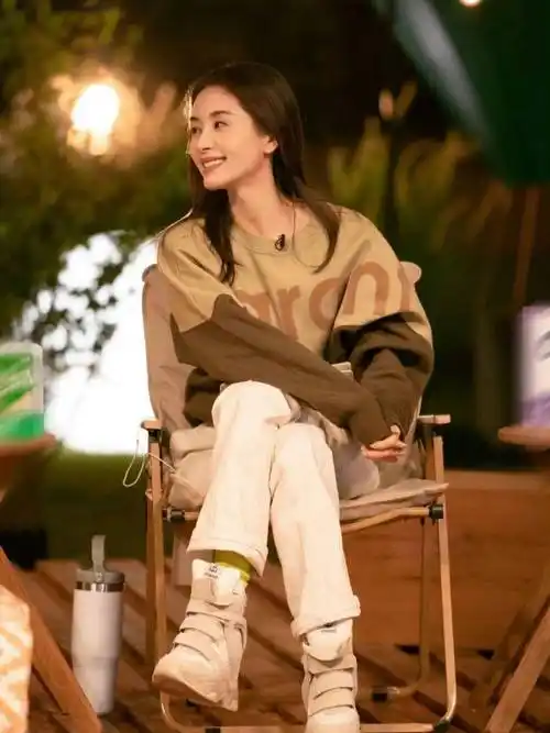 看了王子文的穿搭,我悟了:卫衣不配半身裙,短靴,才更高级洋气