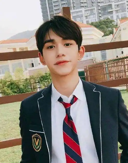 00后理发只会说"两边剪短"?4款时尚帅气的男士发型_造型_瞬间_短发