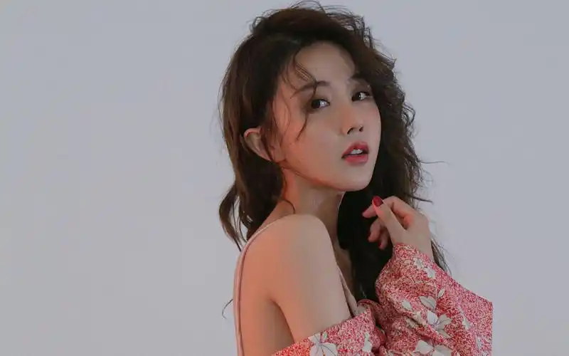 高冷美女御姐写真高清桌面壁纸