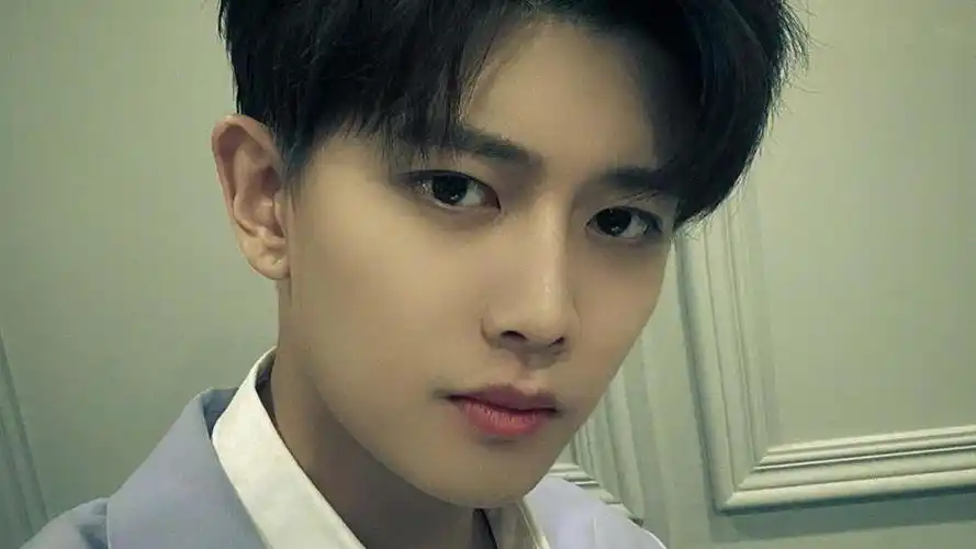 任嘉伦香芋色西装时尚帅气迷人写真,高清壁纸图片,大陆明星-回车桌面