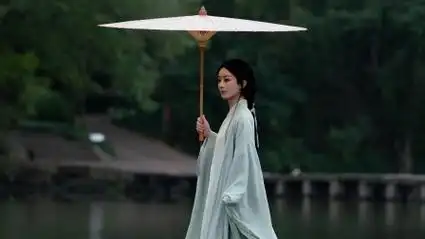 赵丽颖玩变装视频 素衣撑伞美出新高度