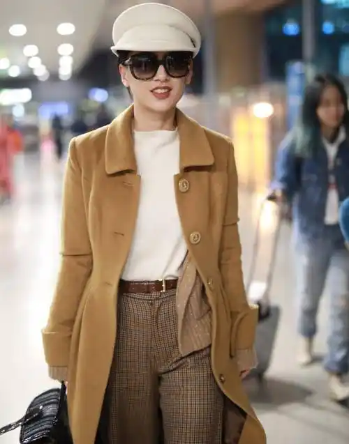 黄圣依堪称冬季大衣穿搭模板,一身黄色大衣配贝雷帽,女神范十足_时尚