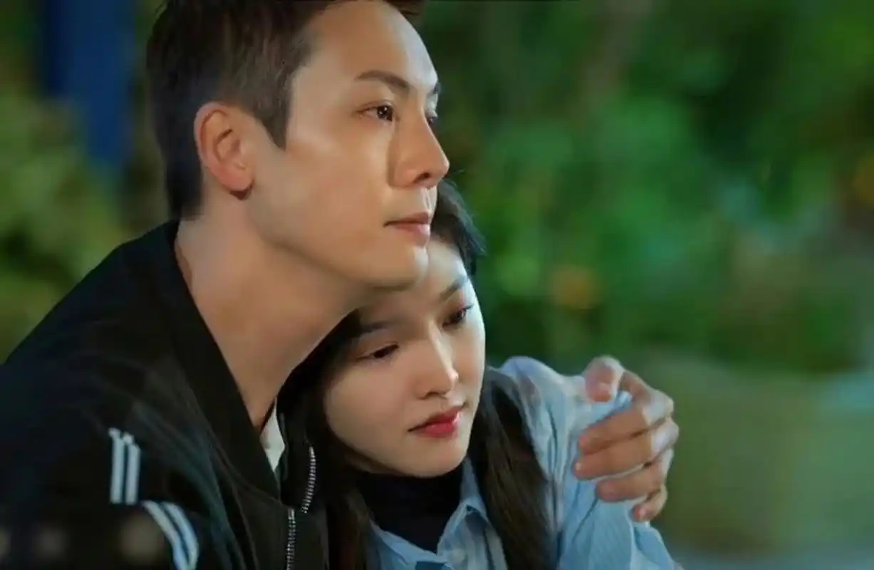 陈伟霆跟章若楠合作的电视剧《照亮你》开播了,片方上来就运作cp向