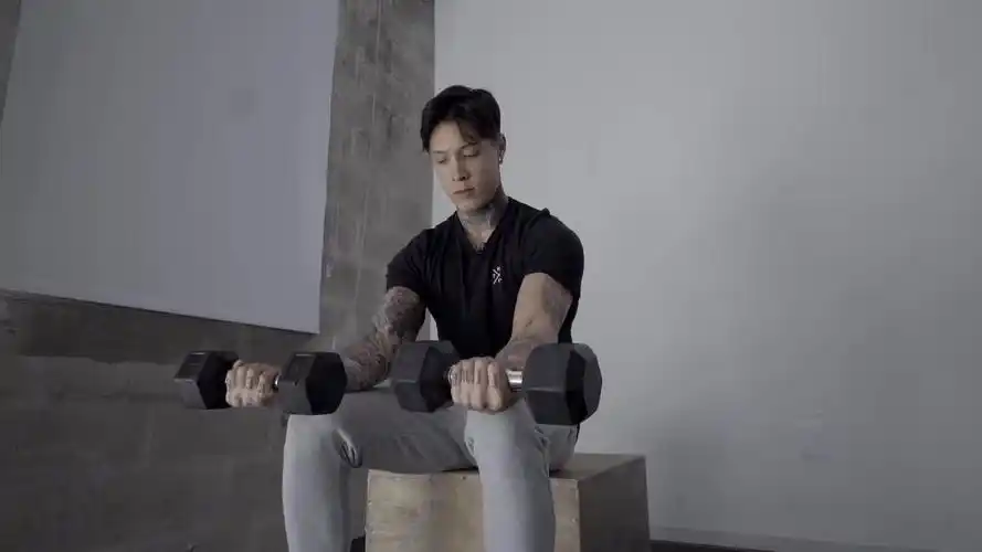 美女进来帅哥教你健身帅哥进来帅哥要掰弯你很全面的小臂锻炼方法