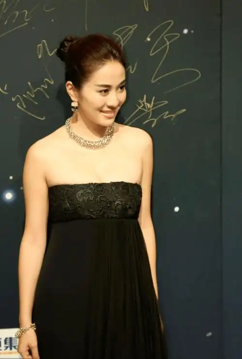 叶璇又美出了新高度穿黑色抹胸裙大秀好身材高挑纤瘦不输超模