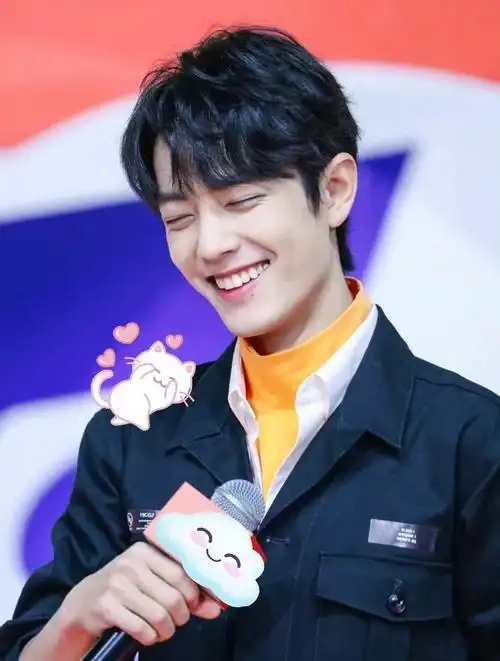 肖战笑容灿烂,手里拿着个带卡通云和猫的玩意,心情好得能拧出水来!