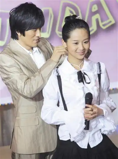 杨紫生日签约杨子现场巨型蛋糕送祝福图