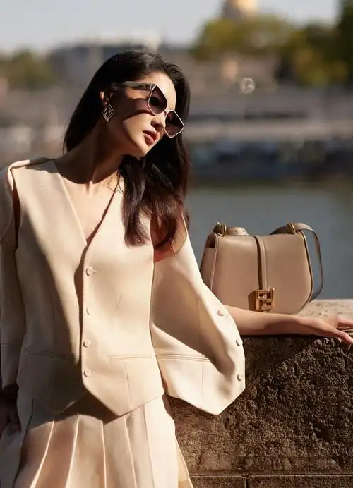 李沁身穿白色西装,内搭一件同色系衬衫,简约大气.