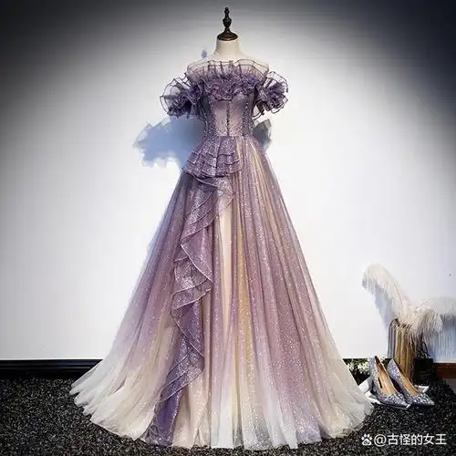 晚礼服是女性在特定场合穿着的华丽而庄重的服装.