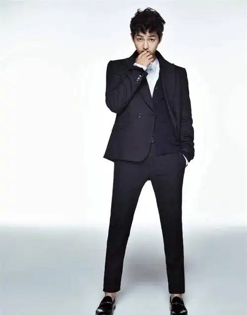 宋仲基油出新高度帅气西装也难掩油腻真想给他一张吸油纸