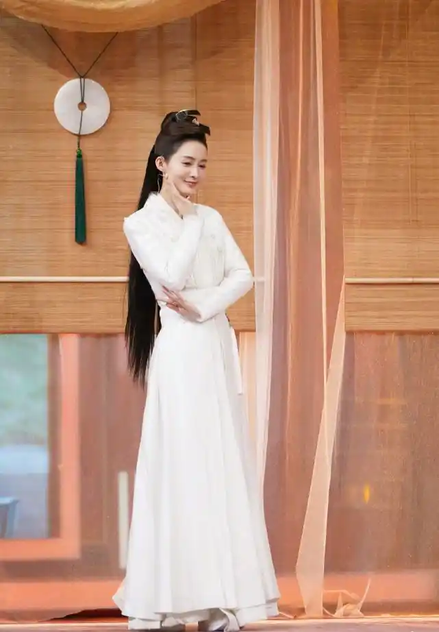 庆余年剧组录制节目李沁清纯可人的古装扮相看一眼就心动了