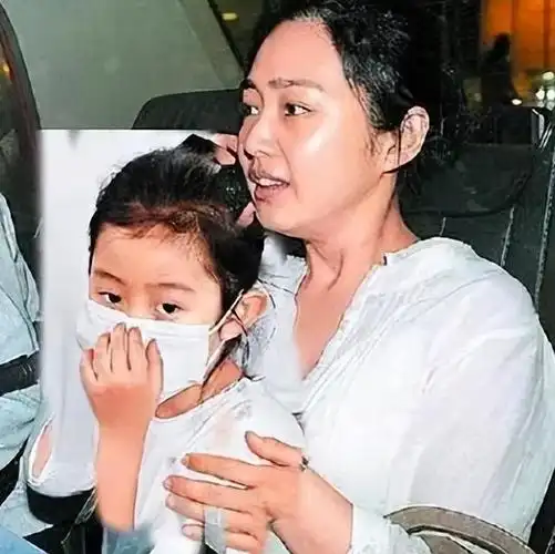 刘向蕙送爷爷出殡脚踩小白鞋跨越火盆双手拿红包像个小大人了