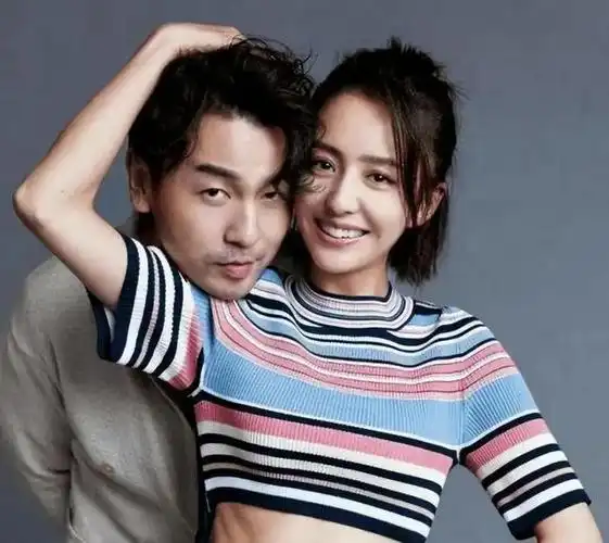 雷佳音带老婆三亚度假,夫妻同框被指像父女,曾自称爱上佟丽娅