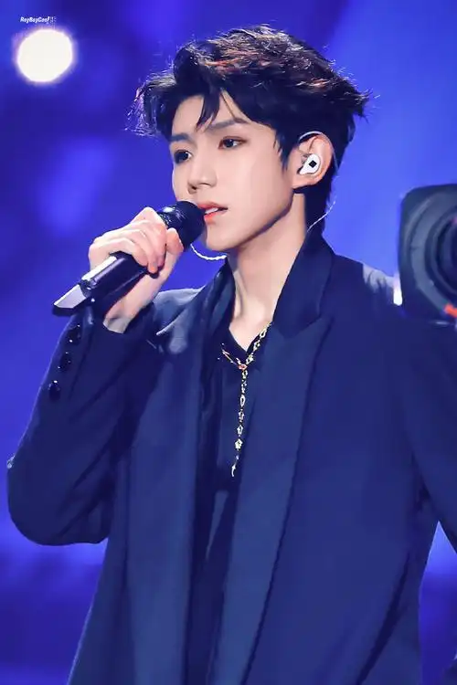 王源超话#王源官宣加盟江苏卫视跨年##王源烟熏妆#  旧岁长青,新岁