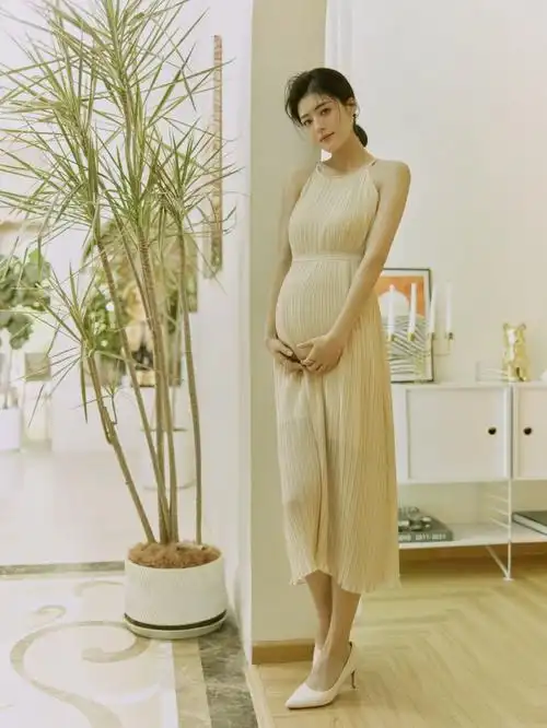 北京室内实景孕妇照充满了知性优雅的气质