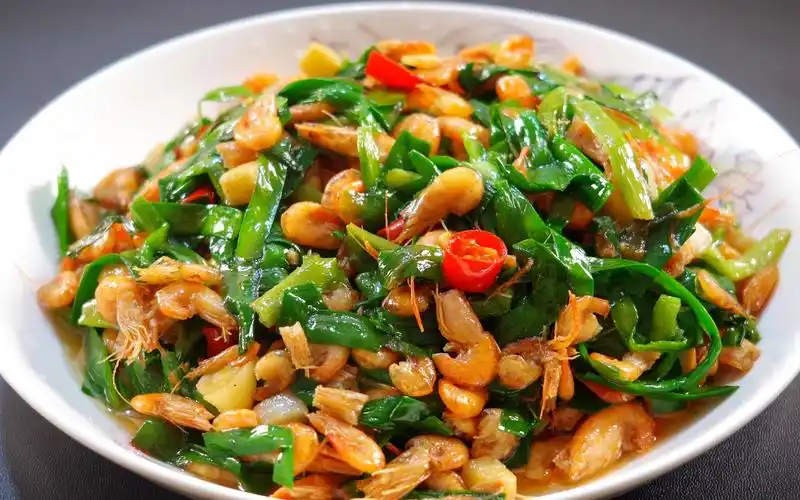 韭菜炒河虾怎么做好吃?别再直接下锅炒,教你一招河虾酥脆又入味