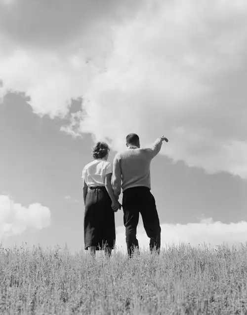 西方人,成年人,两个人,夫妻,站,竖图,黑白,室外,白天,仰视,爱情,幸福