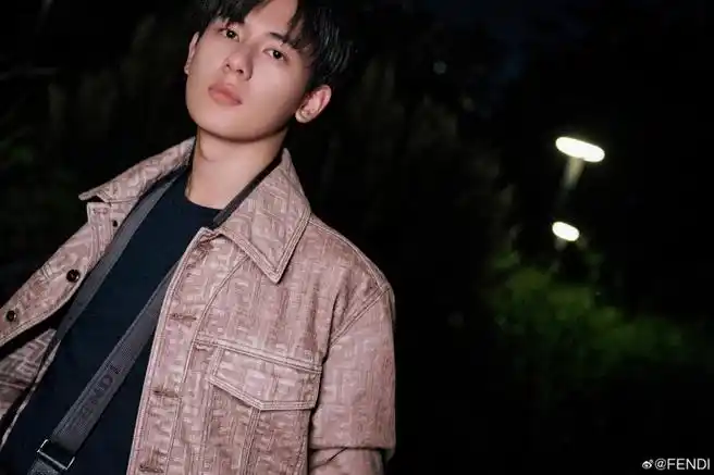 演员胡先煦身着2023秋冬男士系列,搭配peekaboo手袋,绰影伫足,映现